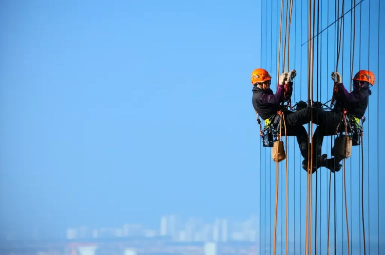 Solusi Pembersihan Gedung Ketinggian di Bandung Raya: Keunggulan Rope Access Profesional PT SABESA